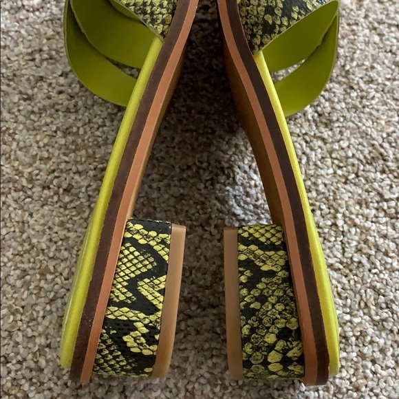 New Vince Camuto Yellow Snakeskin Pattern Sandals - Picture 6 of 8